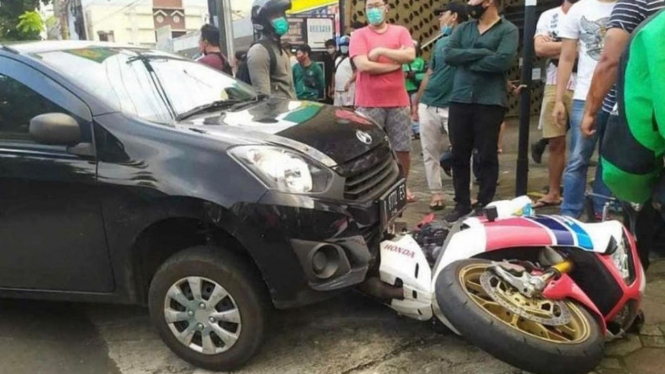 Daihatsu Ayla tabrak moge Honda CBR1000RR SP
