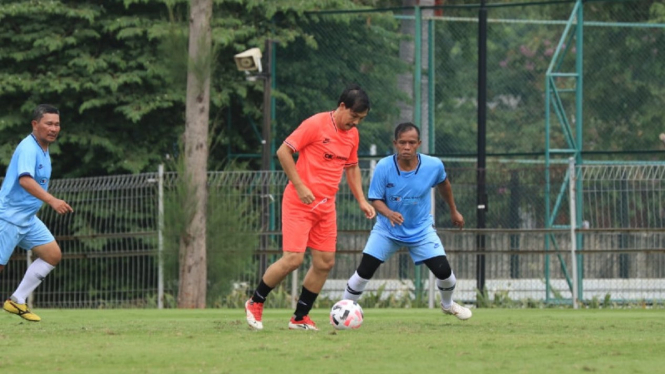 Momen striker legendaris Timnas Indonesia, Ricky Yacobi, cetak gol indah