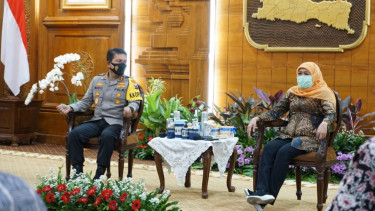  Gubernur Jatim Khofifah Indar Parawansa, bersama Kapolda Jatim Irjen Pol Nico Afinta.