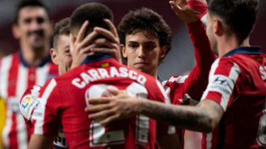 Pemain Atletico Madrid, Yannick Carrasco rayakan gol.