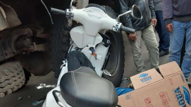 Pengemudi vespa matic tabrak truk sampah dan tewas