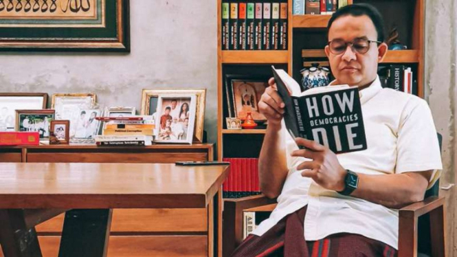 Gubernur DKI Anies Baswedan baca buku How Democracies Die