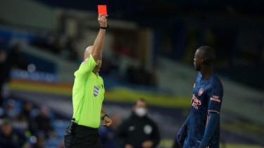 Winger Arsenal, Nicolas Pepe, saat diusir wasit dalam duel kontra Leeds United