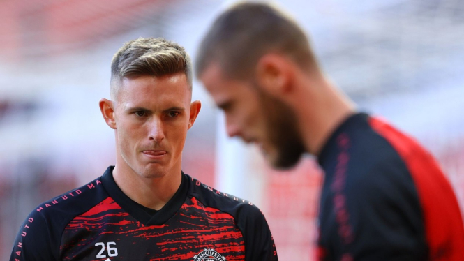 Kiper cadangan Manchester United, Dean Henderson (kiri) dan David de Gea