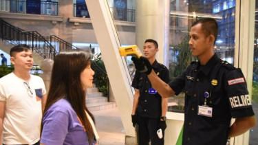 Ilustrasi protokol kesehatan di mall.
