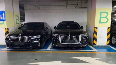 Sedan BMW Seri 7 (kiri) dan mobil China Hongqi H9 (kanan).