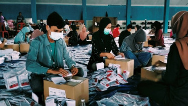 Ilustrasi sortir surat suara  (antara)