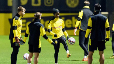 Wonderkid Borussia Dortmund, Youssufa Moukoko (tengah)
