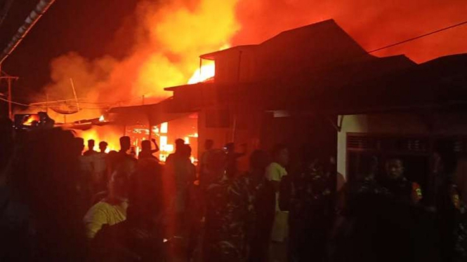 Kebakaran hebat terjadi ?di Jalan Diponegoro, Desa Tetehosi, Kecamatan Idanogawo, Kabupaten Nias, Sumatera Utara, pada Selasa tengah malam, 24 November 2020.