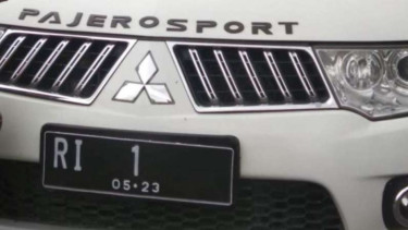 Pajero sport warna putih menerobos ke Mabes Polri.