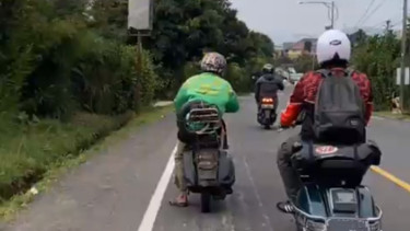 Vespa tua melintas di Puncak, Jawa Barat
