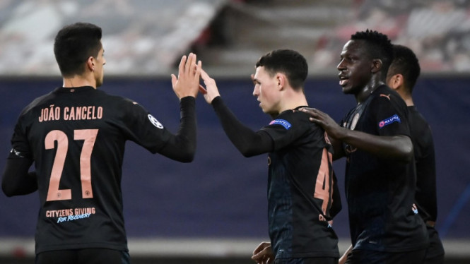 Para pemain Manchester City rayakan gol Phil Foden