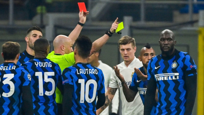 Gelandang Inter Milan, Arturo Vidal, diusir wasit