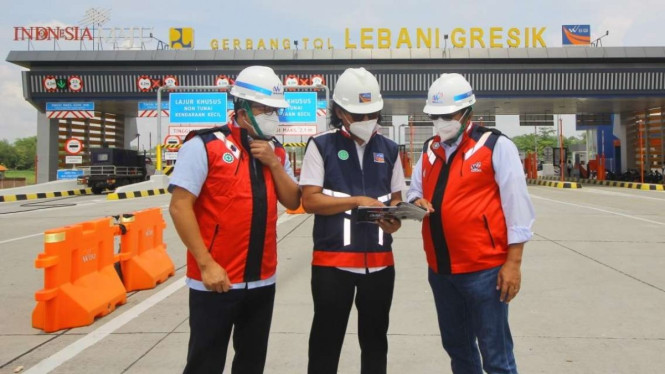 (kiri ke kanan) Direktur Operasi II PT Waskita Karya Bambang Rianto, Direktur Teknik PT Waskita Bumi Wira Norman Hidayat, Direktur Utama PT Waskita Karya, Destiawan Soewardjono saat mengunjungi Jalan Tol Krian-Legundi-Bunder-Manyar (KLBM).