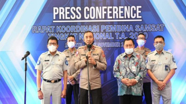 Direktur Registrasi dan Identifikasi Korlantas Polri Brigjen Yusuf (tengah)