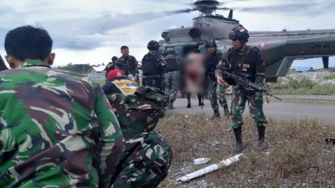 TNI evakuasi prajurit TNI yang jadi korban serangan KKB di Papua.