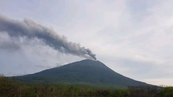 Gunung Lewotolok di NTT.