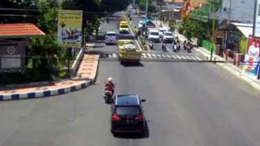 Ambulans melawan arus hingga menyebabkan kecelakaan