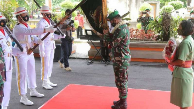 VIVA Militer: Mayjen TNI MS jalani tradisi Kodam Udayana.