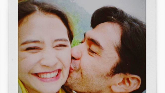 Momen mesra Prilly Latuconsina dengan Reza Rahadian
