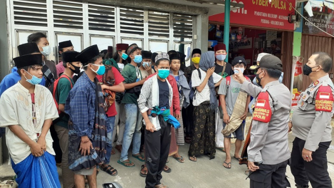 Polisi sekat peserta haul  Syekh Abdul Qadir Jailani