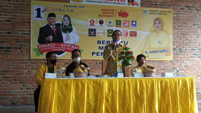 Mantan ketua umum Partai Golkar Akbar Tanjung menghadiri kampanye terbuka pilkada di Depok, Jawa Barat, pada Sabtu, 28 November 2020.