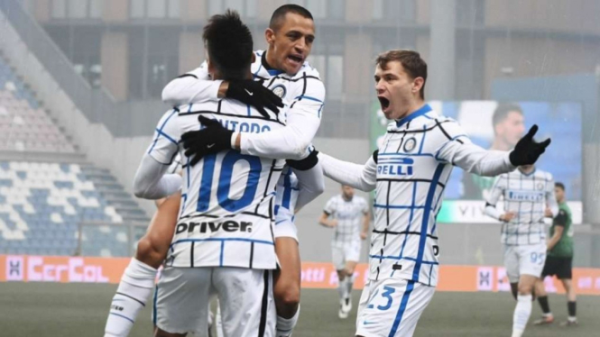 Para pemain Inter Milan merayakan gol. 