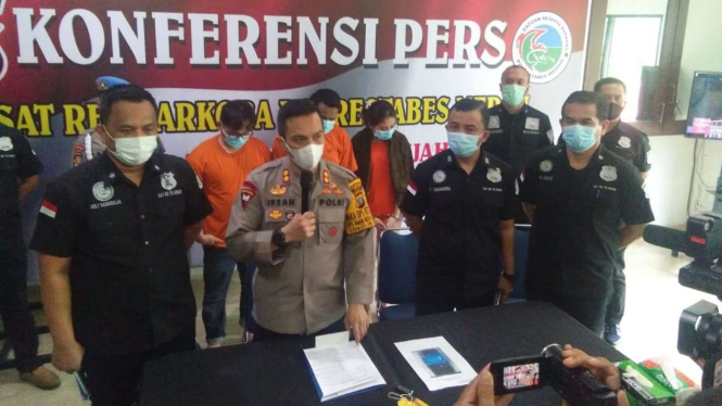 Wakil Kepala Polres Kota Besar Medan AKBP Irsan Sinuhaji berbicara tentang pengungkapan penyalahgunaan narkoba dalam konferensi pers di kantornya, Sabtu, 28 November 2020.