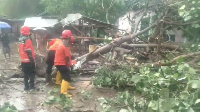 Angin kencang rusak puluhan rumah di Lombok, NTB.