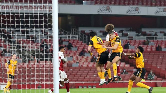 Duel Daivd Luiz dengan Raul Jimenez
