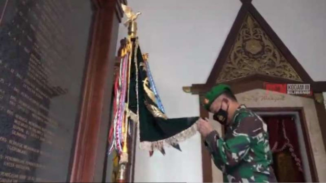 VIVA Militer: Komandan Paspampres Mayjen TNI Agus Subiyanto cium panji Korem SK