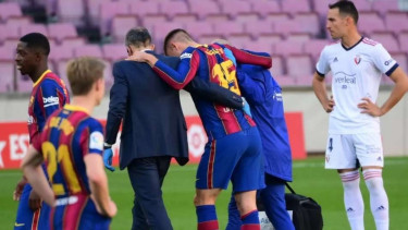 Bek Barcelona, Clement Langlet, sedang ditandu keluar lapangan. 