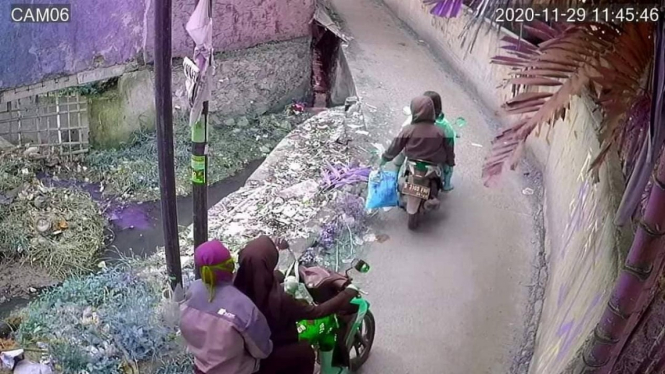 Foto tangkapan layar pembuangan sampah liar.