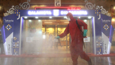 Penyemprotan Disinfektan di Gedung Balaikota DKI Jakarta