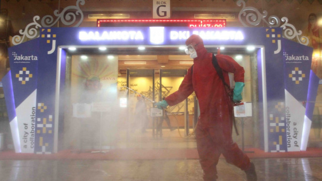 Penyemprotan Disinfektan di Gedung Balaikota DKI Jakarta