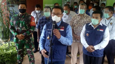 Gubernur Jawa Barat Ridwan Kamil berbicara kepada wartawan saat kunjungan kerja di Depok pada Rabu, 2 Desember 2020.