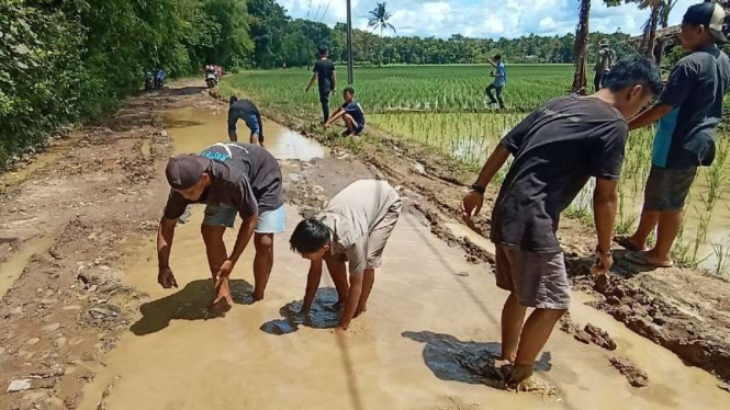 Jalan paling jelek di Pandeglang Banten sampai bisa melepas ikan lele