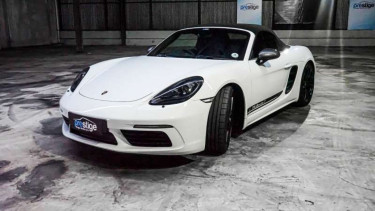 Porsche 718 Boxster T dijual di Indonesia.