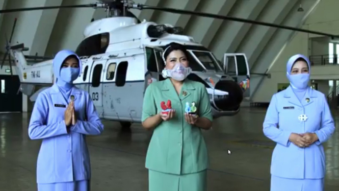 VIVA Militer: Istri Kasad Jenderal TNI Andika mengunjungi Skadron Udara 45 