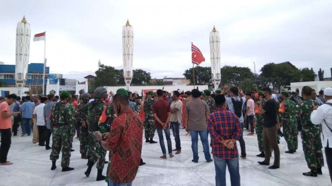 Sekelompok massa memperingati Milad ke-44 Gerakan Aceh Merdeka (GAM) dengan mengibarjan bendera bintang bulan di halaman Masjid Raya Baiturrahmam, Banda Aceh, Jumat, 4 Desember 2020.