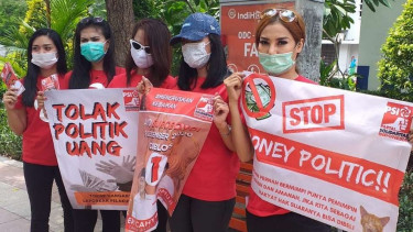 Sejumlah kader PSI dalam aksi menolak politik uang di Pilkada Surabaya di perempatan Siola, Kota Surabaya, pada Jumat, 4 Desember 2020.