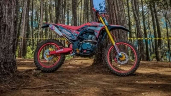 Ilustrasi motor trail modifikasi