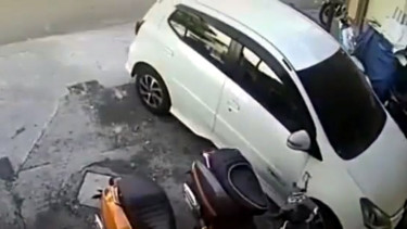 Mobil LCGC senggol motor Vespa hingga ambruk