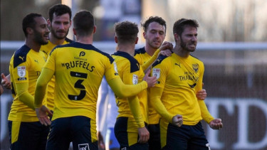 Para pemain Oxford United merayakan gol. 