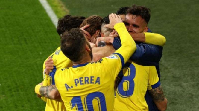 Pemain Cadiz rayakan kemenangan melawan Barcelona.