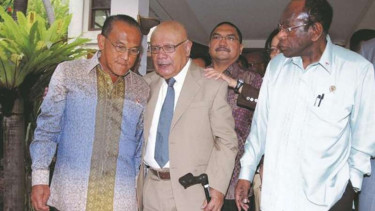 Aburizal Bakrie (kiri) saat menerima pendiri OPM, Nicholas Jouwe