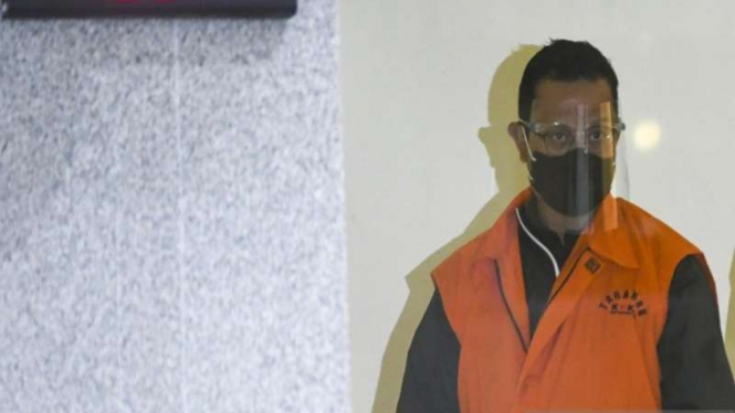 Menteri Sosial, Juliari P Batubara, meninggalkan ruang pemeriksaan di Gedung KPK.