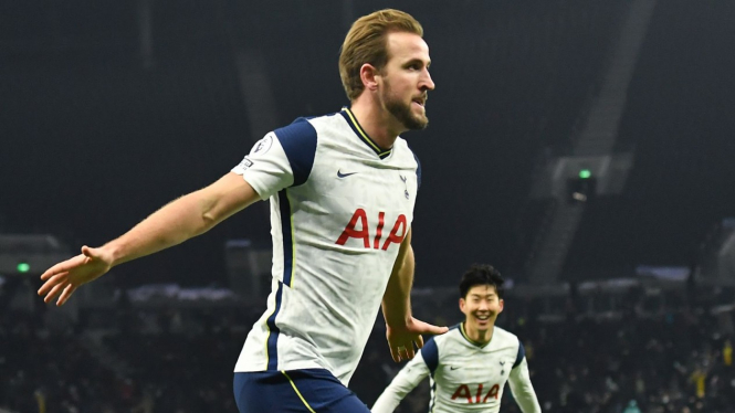 Striker Tottenham Hotspur, Harry Kane merayakan gol ke gawang Arsenal