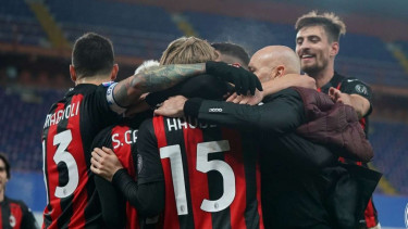 Stefano Pioli merayakan kemenangan bersama pemain AC Milan