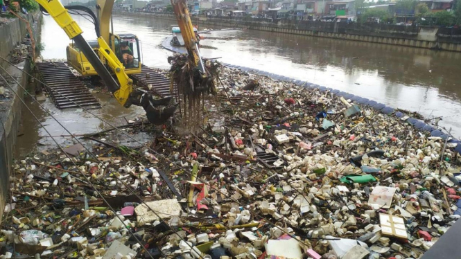 Curah hujan tinggi, sampah menumpuk di Kanal Banjir Barat.